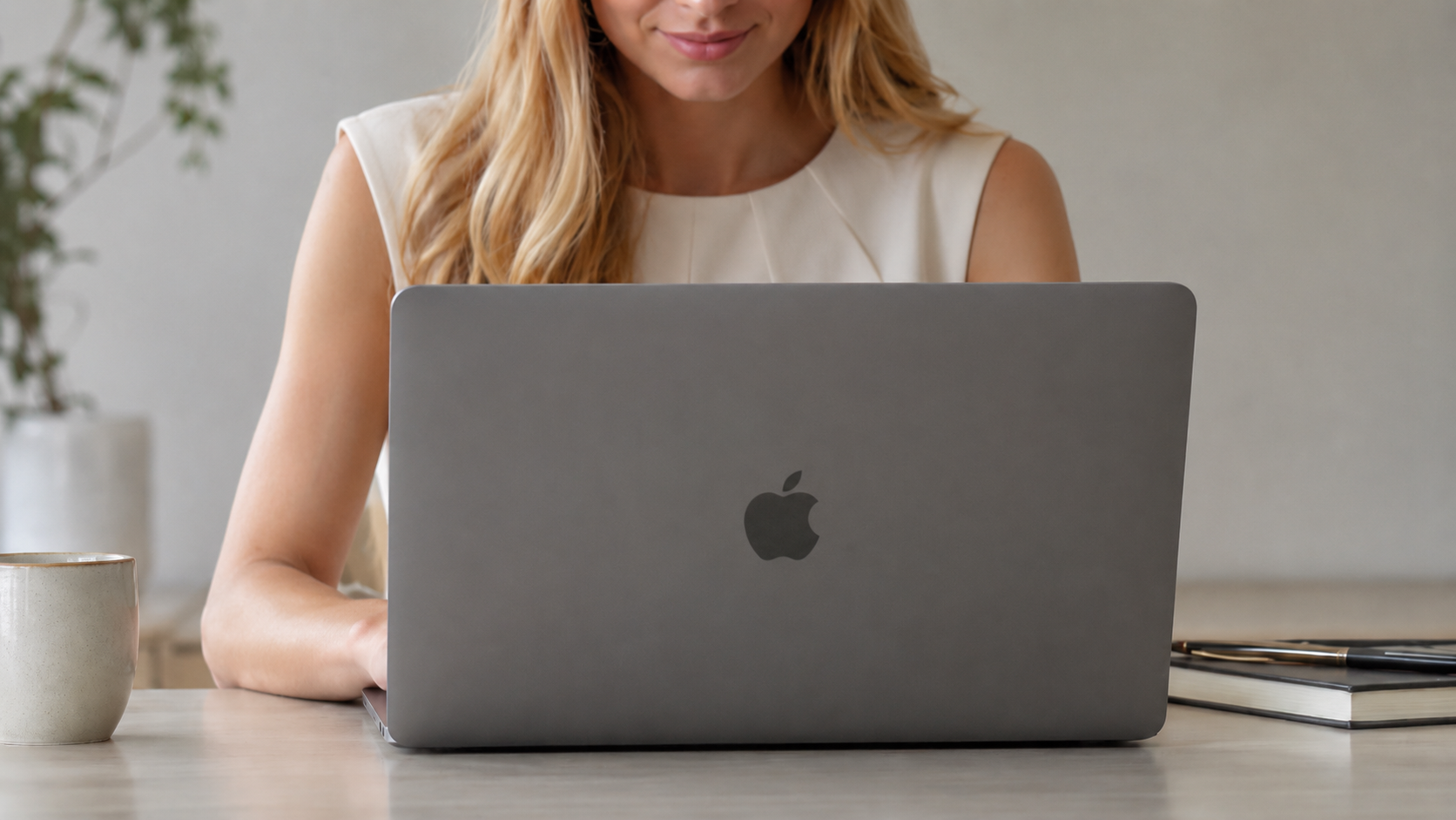 Frau kontaktiert bequem über ihr Laptop Call Gentlemen um einen Partner zu Buchen